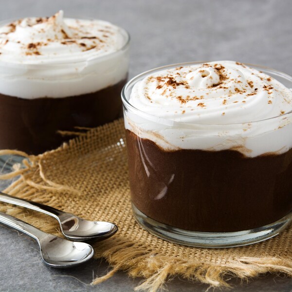Deux pots remplis de crème au chocolat noir