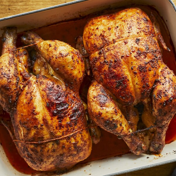 Deux poulets dans une cocotte.