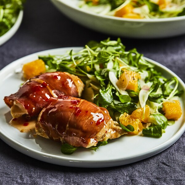 Assiette de poulet au prosciutto sucré-salé avec salade.