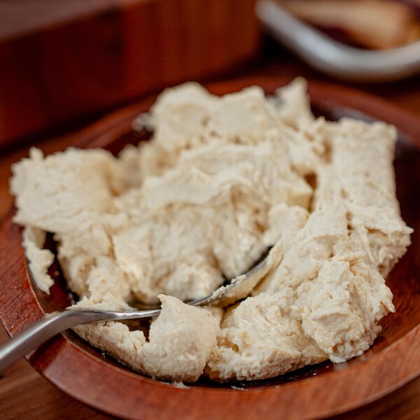 Un bol rempli de purée de tofu façon ricotta.