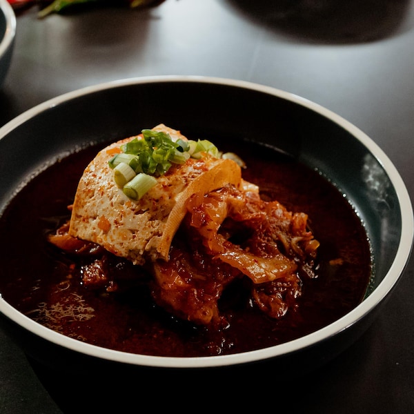 Un ragoût coréen au porc et au kimchi dans un bol.