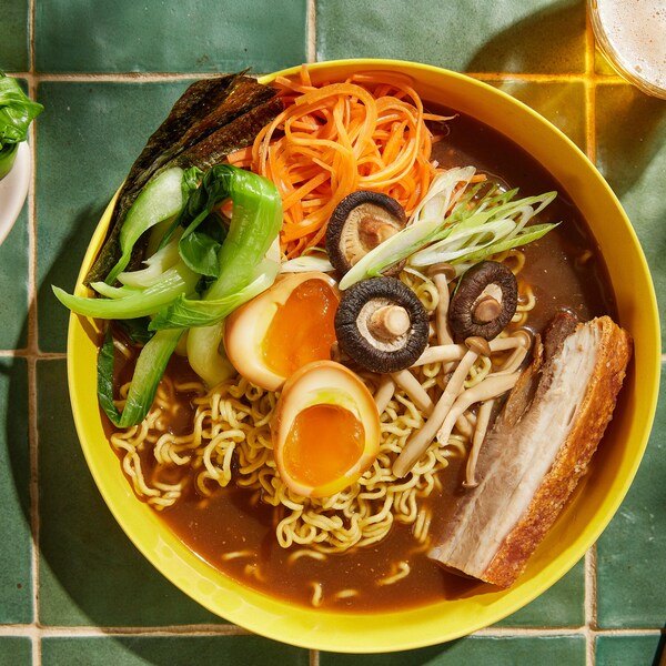 Soupe ramen dans un bol.