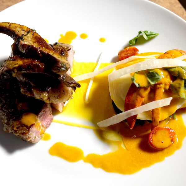 Des raviolis au homard avec des légumes déposés à côté de morceaux de viande.