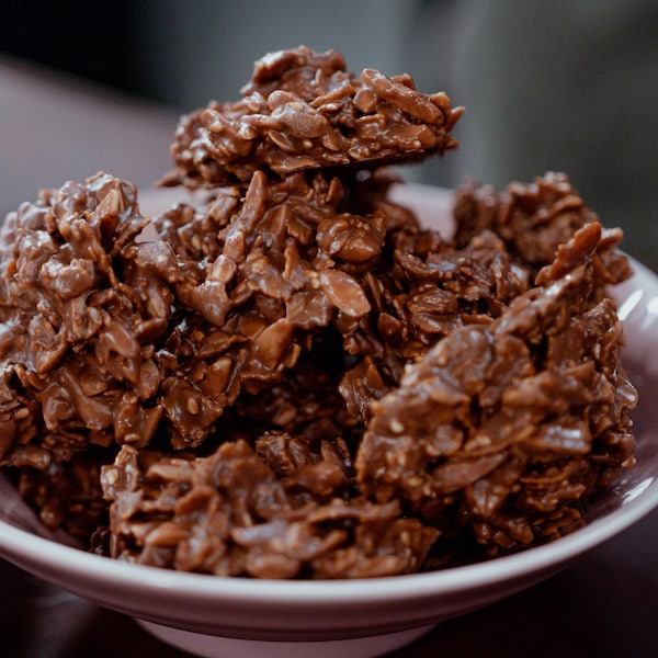 Plusieurs morceaux de rochers aux amandes et sésame dans un bol.