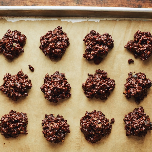 Des rochers au chocolat et aux bonbons sur une plaque à cuisson. 