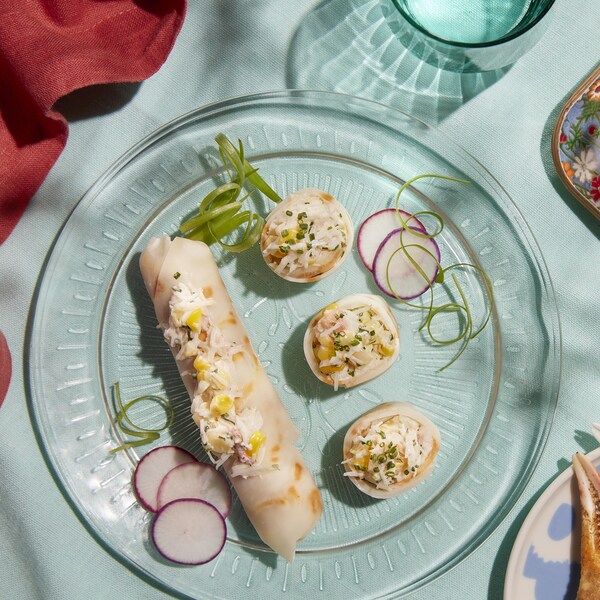 Des rouleaux de céleri-rave au crabe dans une assiette.