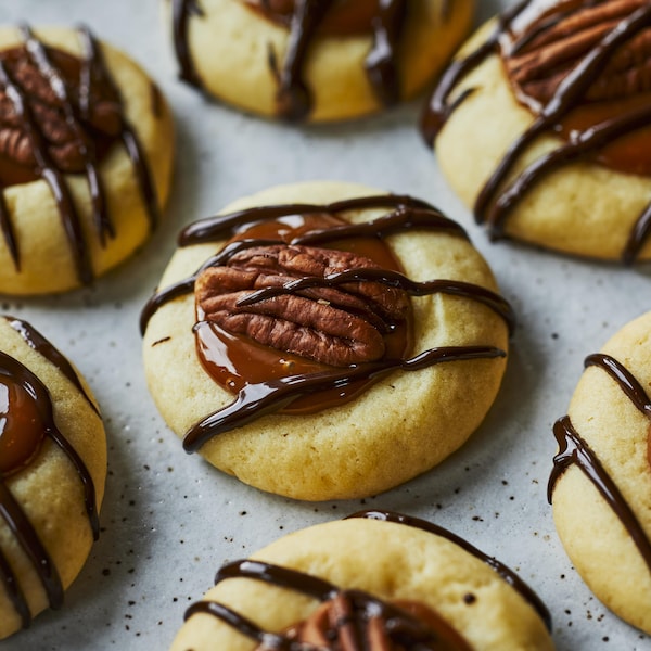 Des sablés choco-caramel dans une assiette. 
