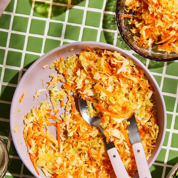 Un plat de salade de chou traditionnelle.