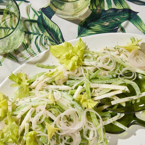Une salade crémeuse aux deux céleris dans une assiette.