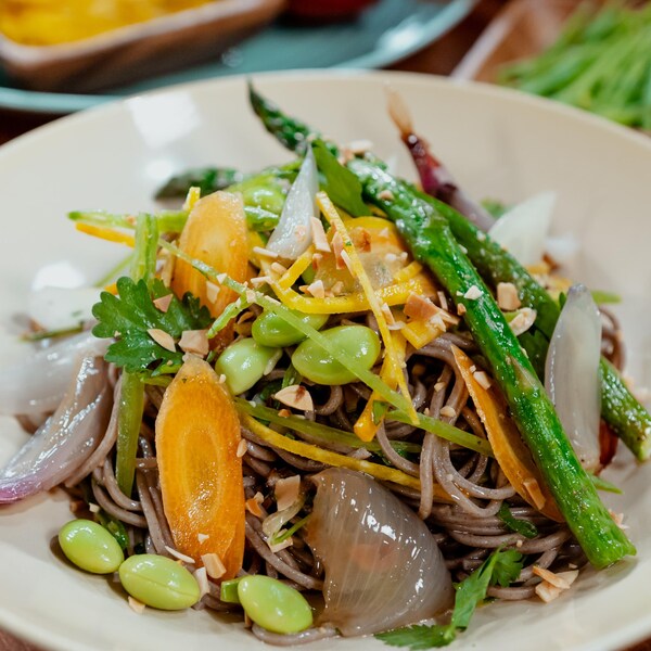 Une salade de nouilles soba et de légumes.