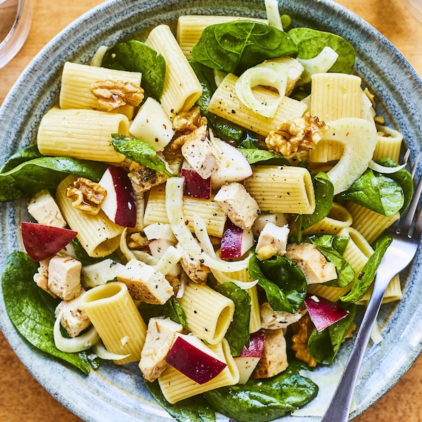 Salade de pâtes au poulet grillé et aux pommes dans une assiette.