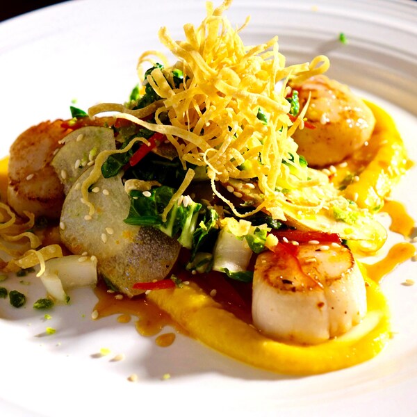 Une salade de poire asiatique et de pétoncles recouvert de wontons croustillants.