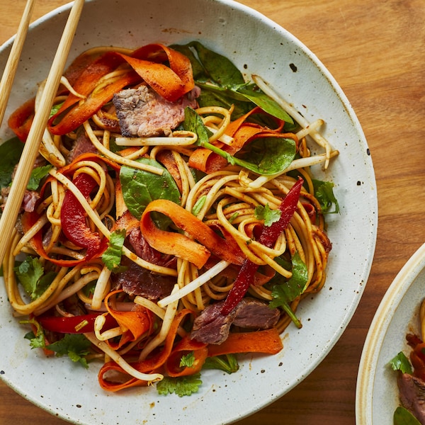 Deux bols de salade thaïe épicée sur une table.
