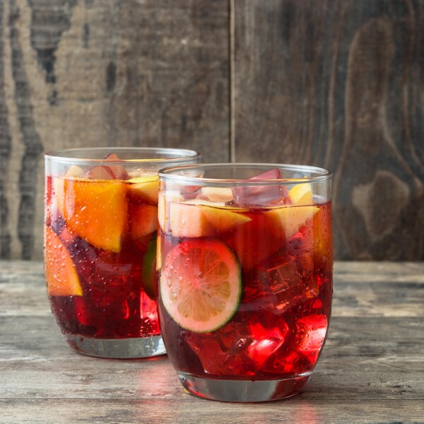Deux verres de sangria sur une table en bois.