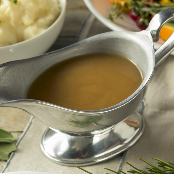 Un saucier contenant de la sauce brune pour volaille.