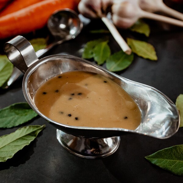 De la sauce express aux baies de sureau dans une saucière.