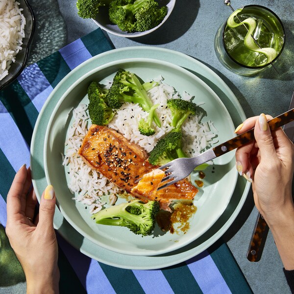 Un morceau de saumon teriyaki servi avec du riz blanc et du brocoli.