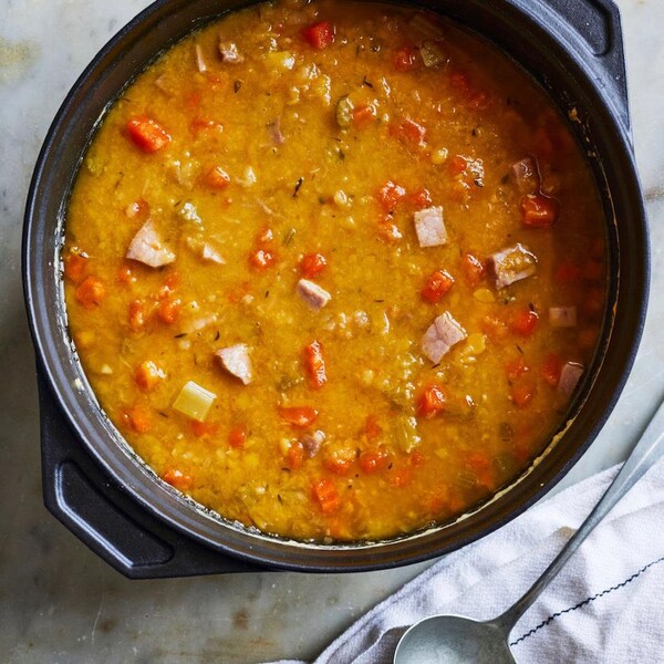 Une casserole remplie de soupe aux pois cassés.