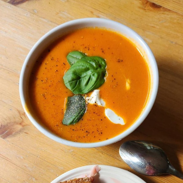 Une soupe veloutée aux tomates dans un bol.