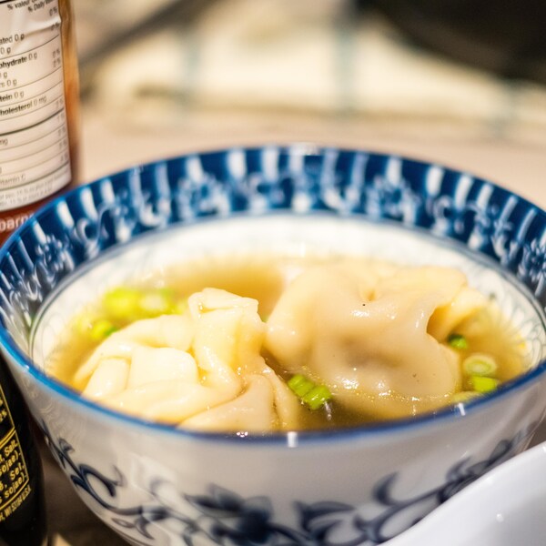 Un bol de soupe wonton.