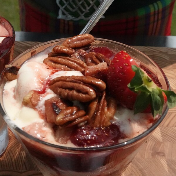 Un sundae aux fraises poivrées, bacon et pacanes caramélisées.