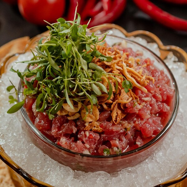 Un bol rempli de tartare de thon à l'asiatique.