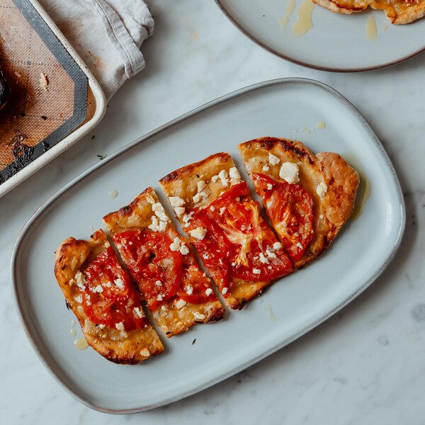 Une tarte feuilletée aux tomates dans une assiette.