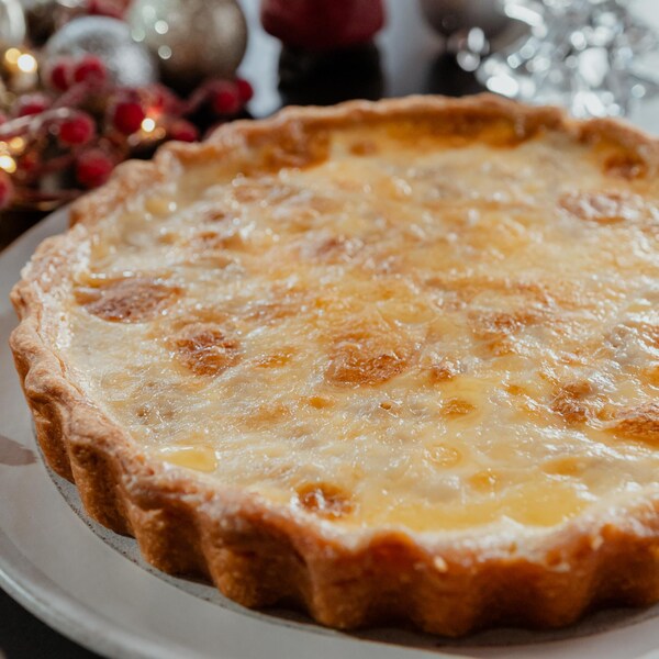 Une tarte au sucre dans une assiette.