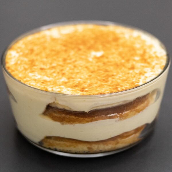 Un gâteau tirachon dans un plat de verre.