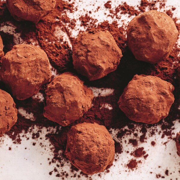 Des truffes croustillantes au chocolat au lait.