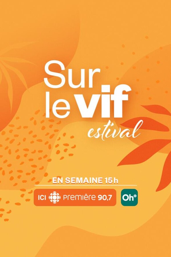 PUBLICITÉ: Fond de couleur orangé avec des pétales de fleurs.