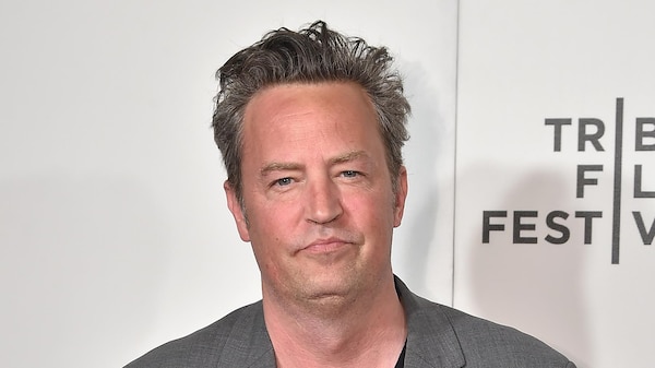 Matthew Perry sur un tapis rouge.
