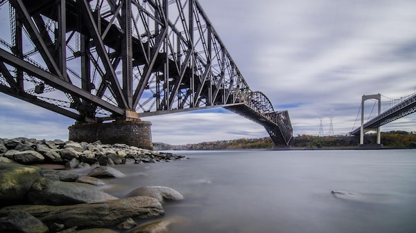 Vue sur le pont de Québec et le pont Pierre-Laporte.