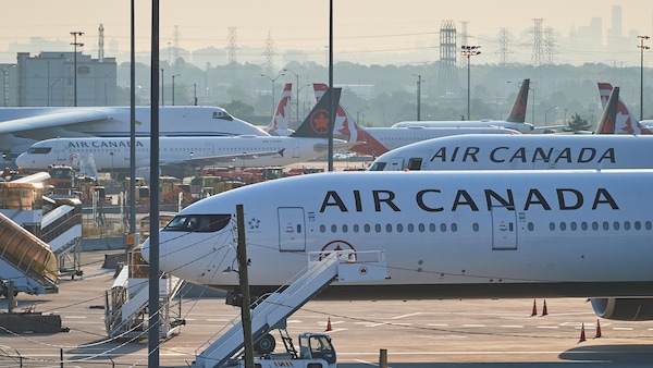 Des avions d'Air Canada stationnés à l'aéroport Pearson de Toronto.