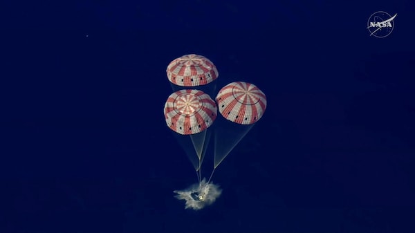 La capsule touche à l'océan Pacifique, les parachutes encore déployés.