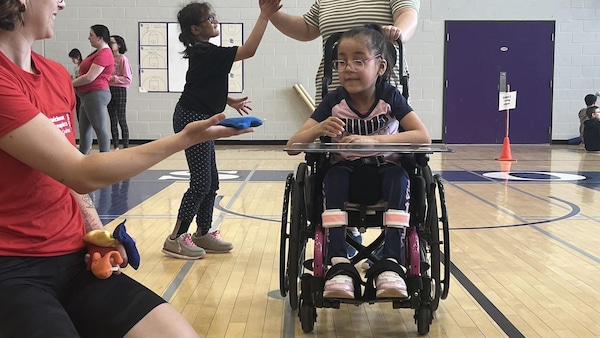 Des élèves à mobilité réduite participent à une épreuve d'athlétisme adapté.