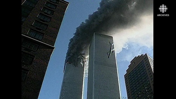 Avion qui fonce dans la deuxième tour jumelle du World Trade Center alors que la deuxième est en flammes.