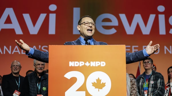 Avi Lewis sur scène.