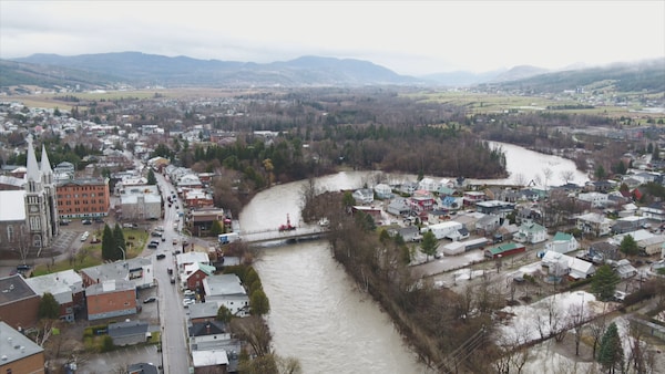 Les dégâts des inondations dans Baie-Saint-Paul vu de haut.