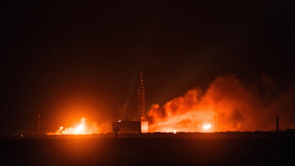 Du feu et de la fumée montent vers le ciel après une explosion.