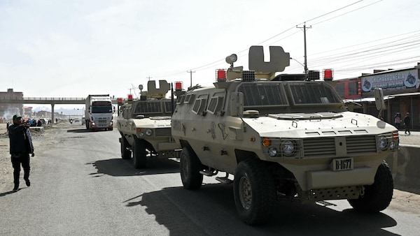 Des véhicules militaires blindés rejoignent les forces de police dans une zone de barrage à Cruce Ventilla, à El Alto, en Bolivie, le 20 juin 2026, après que le président bolivien, Rodrigo Paz, eut déclaré l'état d'urgence.