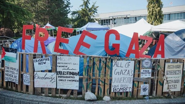 Série d'affiches et de pancartes, dont une, inscrite en rouge: Libérez Gaza.