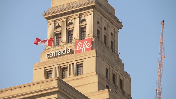 Un immeuble avec le logo de Canada Vie.