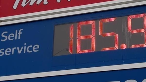 Un panneau à Val Caron qui affiche que le prix de l'essence est de 1 dollar et 85 cents.