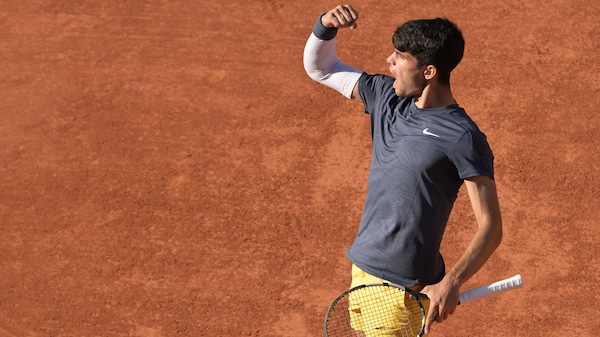 Carlos Alcaraz agite le bras et crie pour célébrer un point gagné en finale de Roland-Garros contre Alexander Zverev.