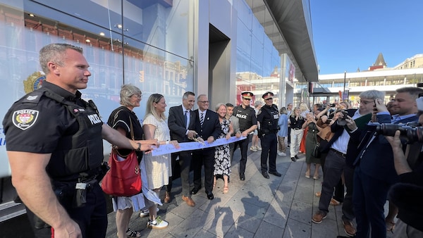 Des élus découpent le ruban pour inaugurer le centre des opérations.