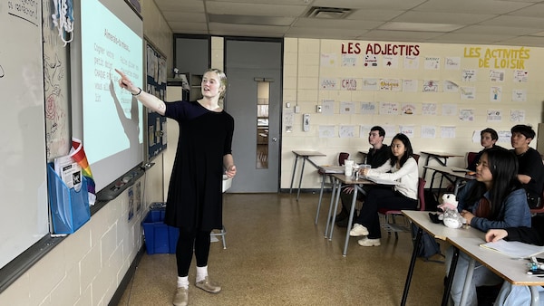 Une enseignante donne un cours à ses élèves.