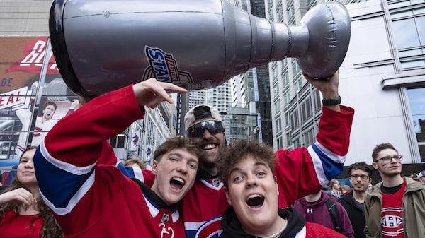 Des partisans soulèvent une coupe Stanley.
