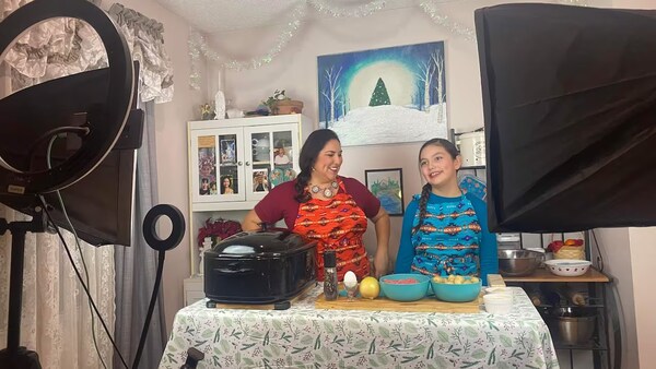 Jodi Robson et sa fille donnent un atelier virtuel de cuisine métisse dans le cadre du projet Reconciliation YQR à Regina, en Saskatchewan, en 2023.