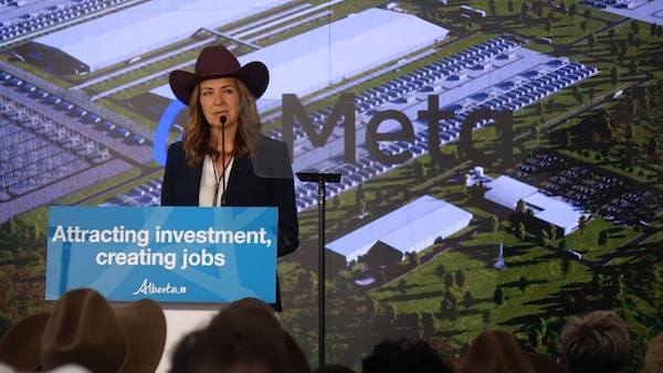 Danielle Smith devant un écran avec le logo de Meta.